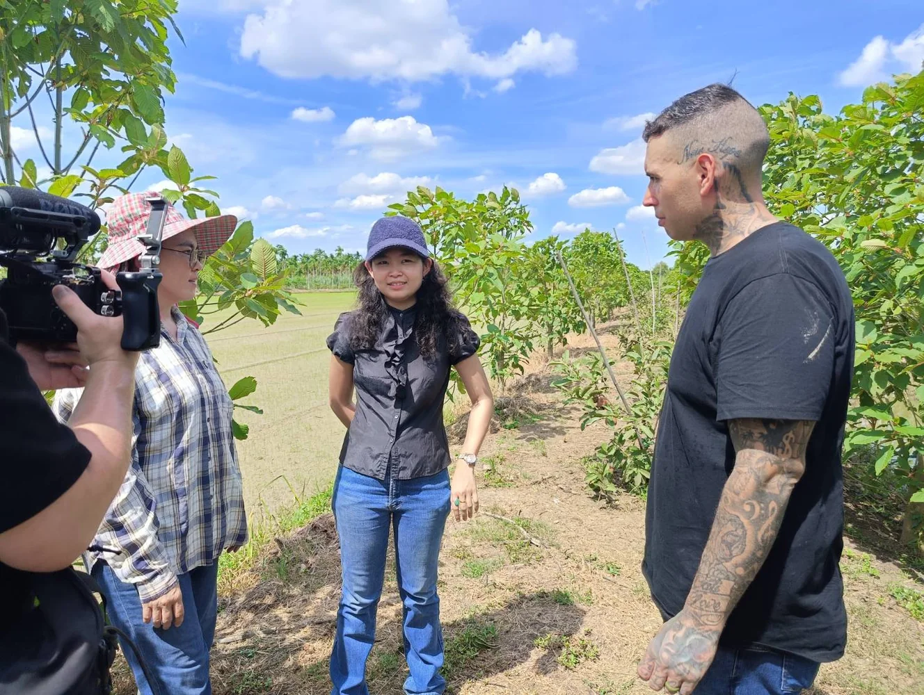 Kratom leaf explanation during farm visit